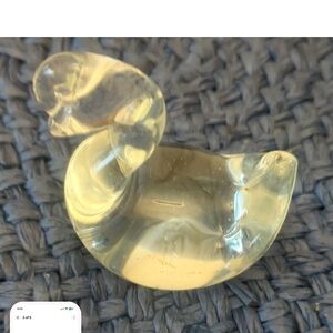 Elegant Glass Swan Figurine - Cream